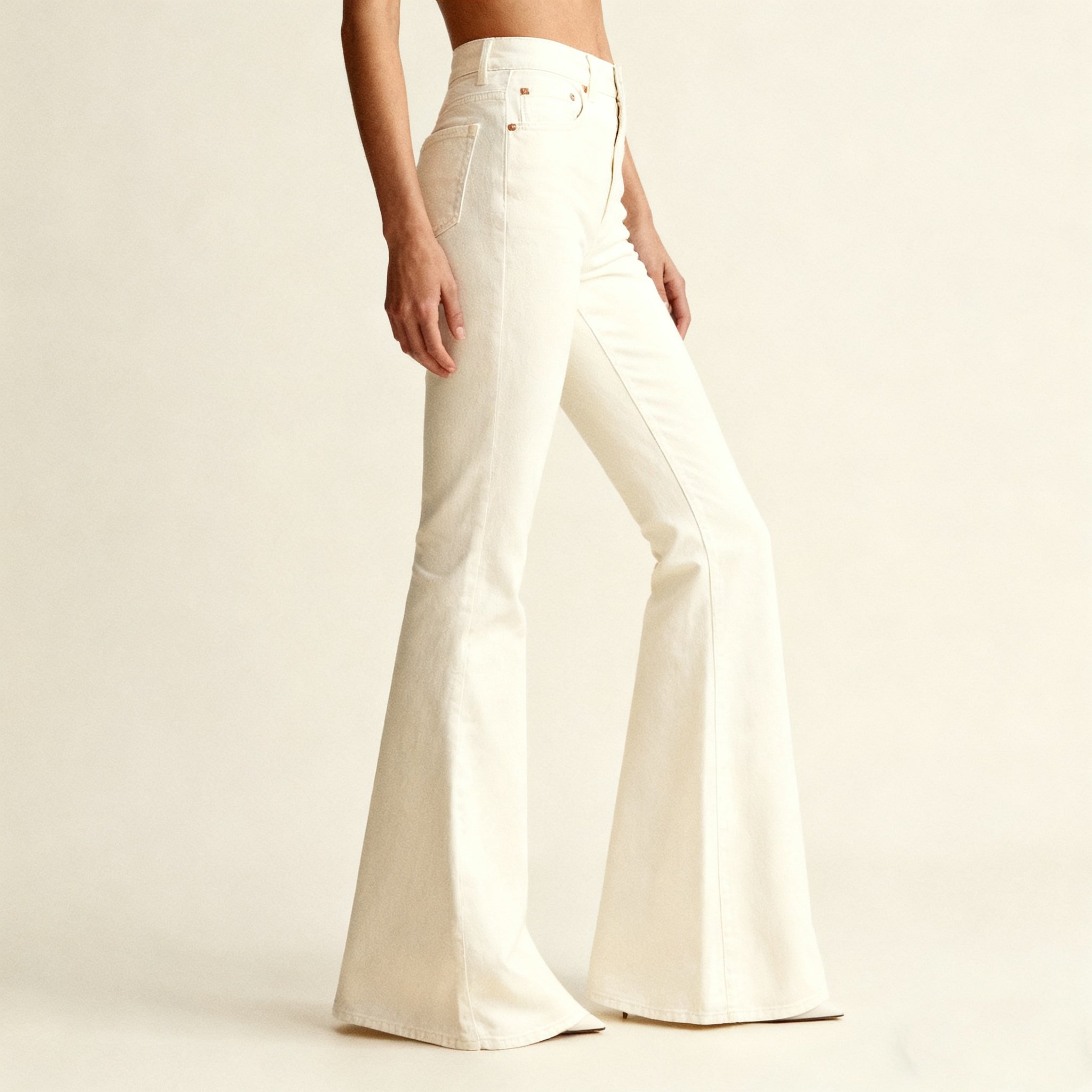 세련된 화이트 부츠컷 여성 팬츠