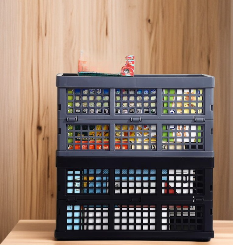 Easy-to-carry foldable storage box for car