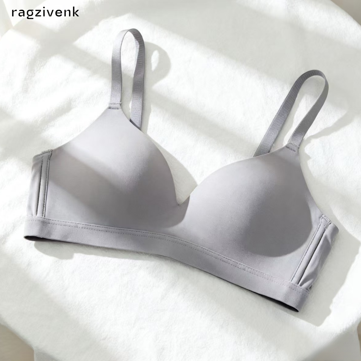 와이어 없는 브라는 작은 가슴을 더 크게 보이게 합니다.