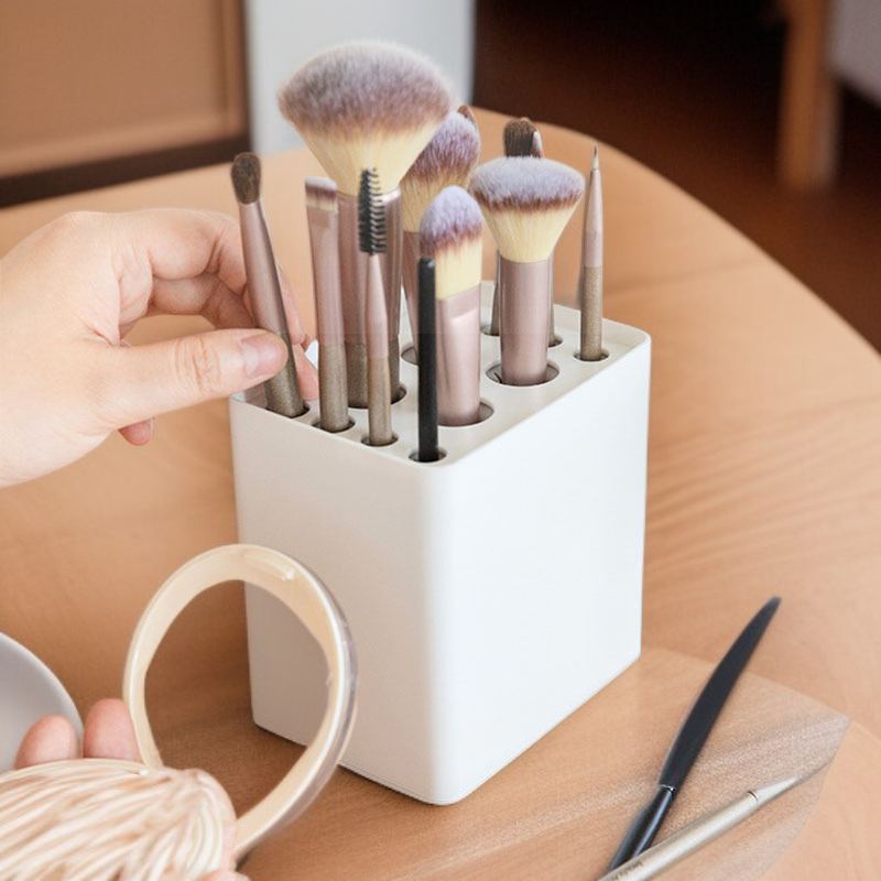 Make-up-Pinsel ordentlich in Aufbewahrungsbox sortiert