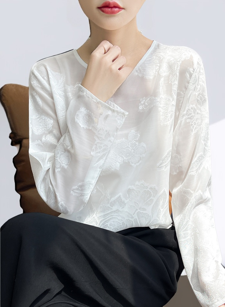 트렌디한 여름 여성 긴소매 셔츠 착용 예시