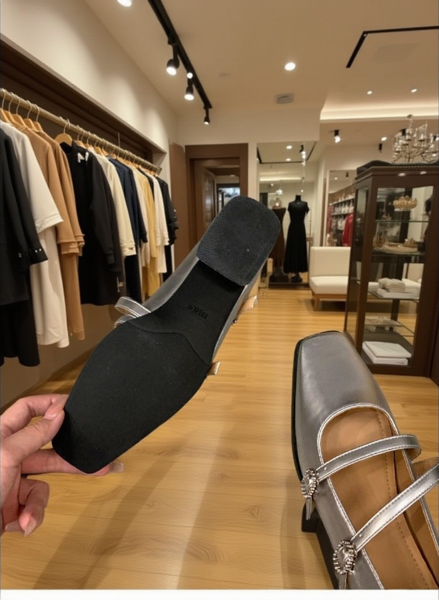 두꺼운 굽으로 안정감 있는 실버 슈즈