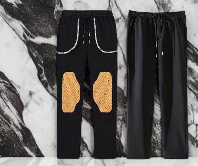 ハイキング中の男女兼用アウトドアパンツ