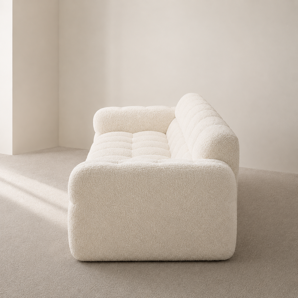 Cremiges Marshmallow-Sofa mit weicher Polsterung im modernen Wohnzimmer