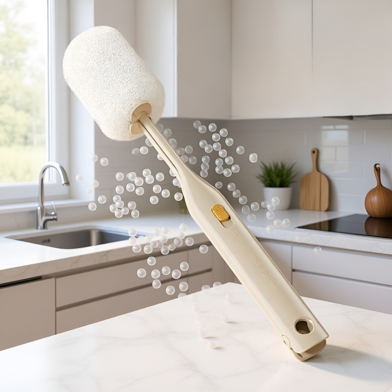 Cepillo de vaso multifuncional limpiando una botella