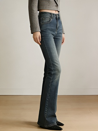 Retro-blaue hochtaillierte, leicht ausgestellte Jeans