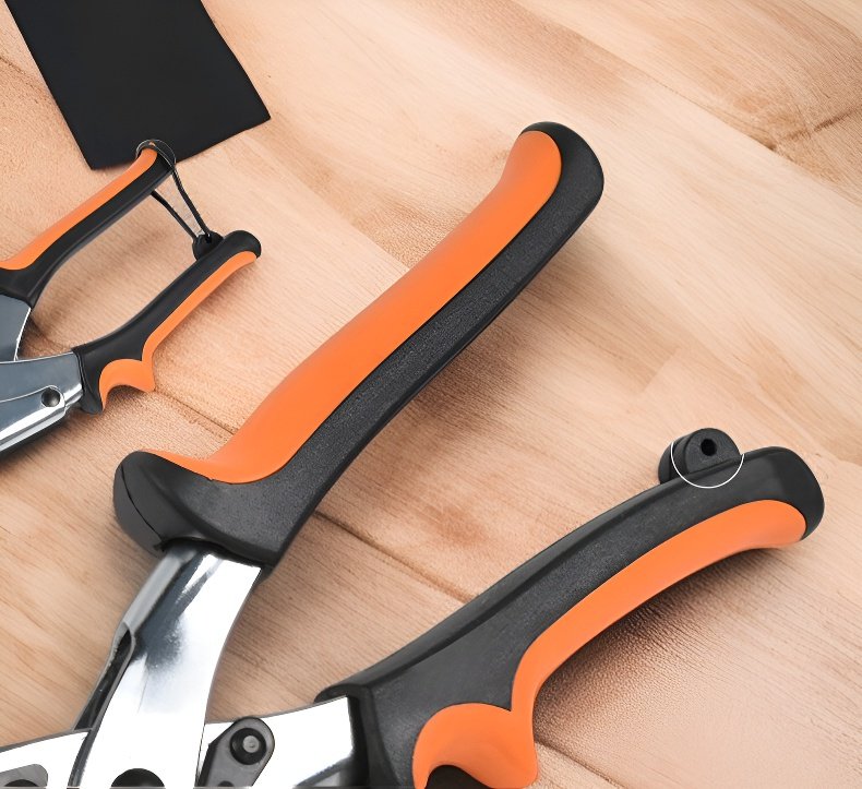 コンパクトデザインの多機能穴あけパンチ