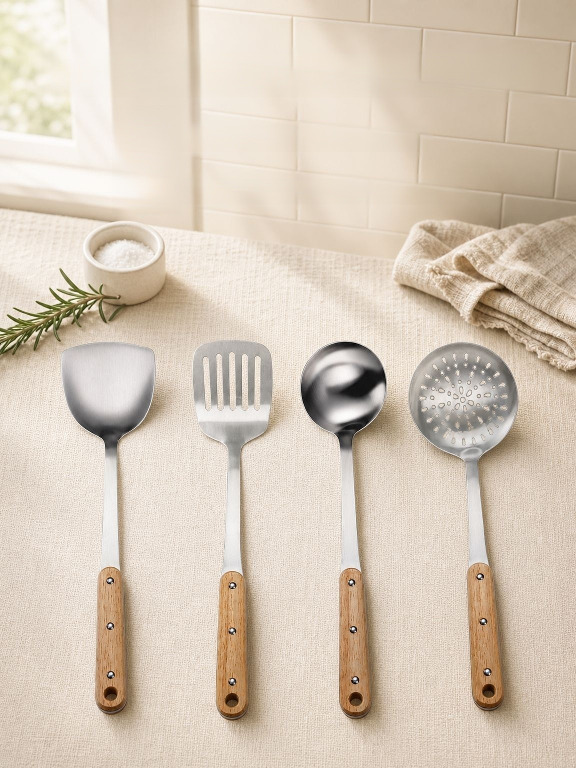 Thickened stainless steel spatula with wooden handle for home cooking