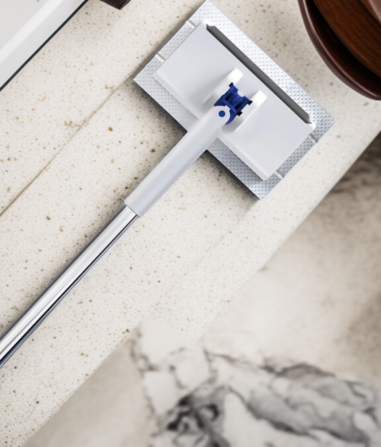 세면대 청소에 적합한 소형 밀대 사용 예시