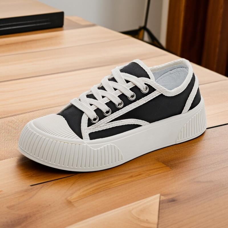 コーデしやすいフラット白スニーカー