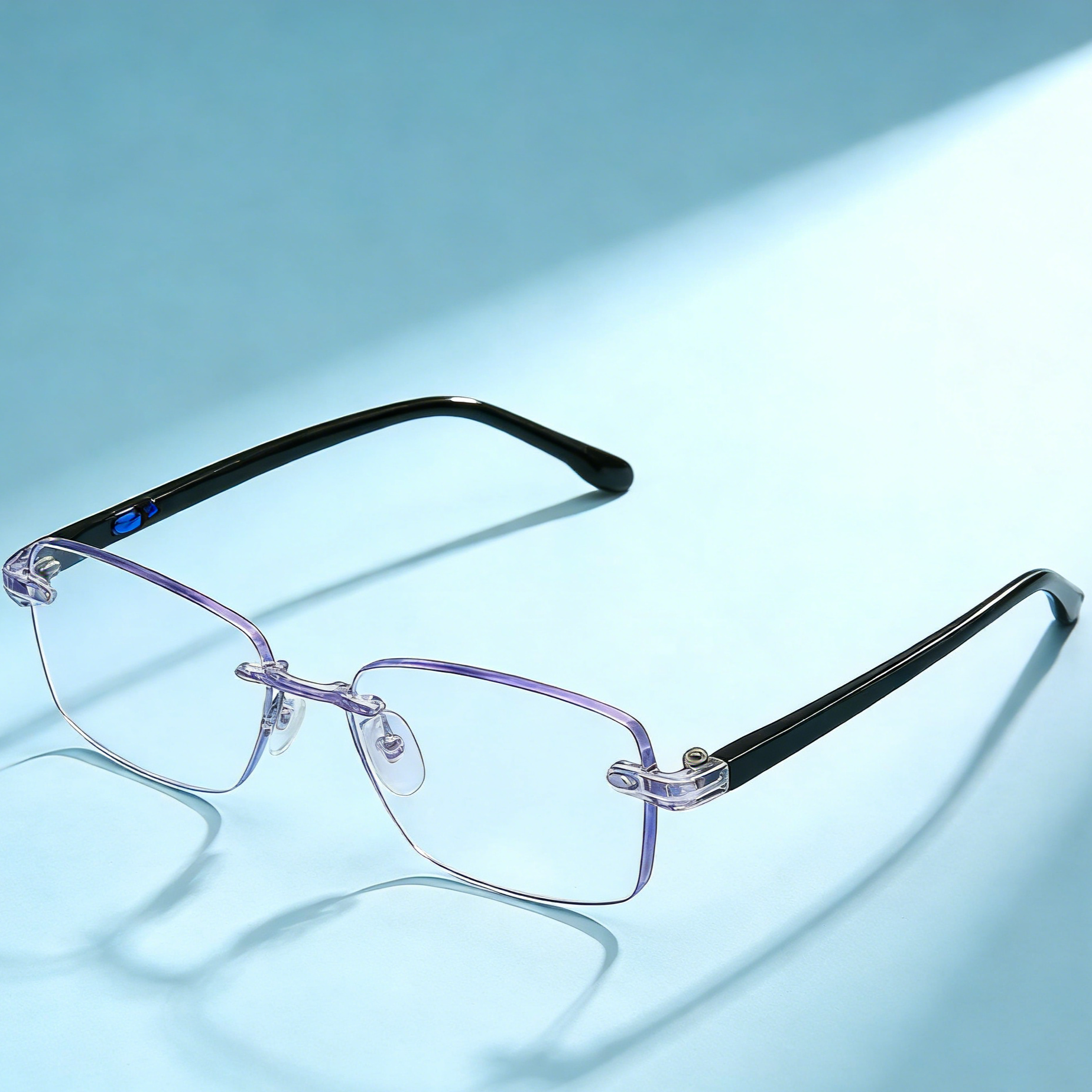 Detalle de patillas flexibles de gafas de lectura ultraligeras