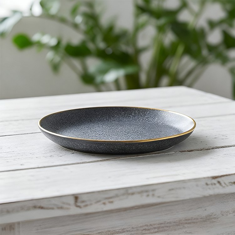 Černý keramický talíř se zlatým okrajem