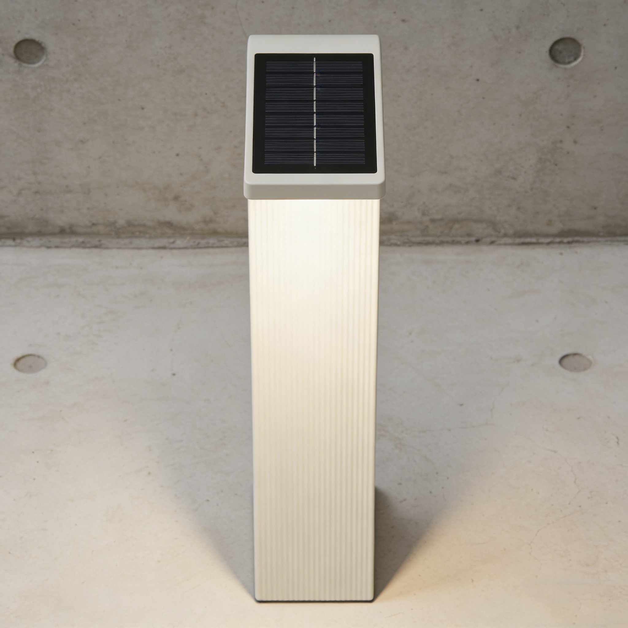 ソーラー充電式テーブルライト 