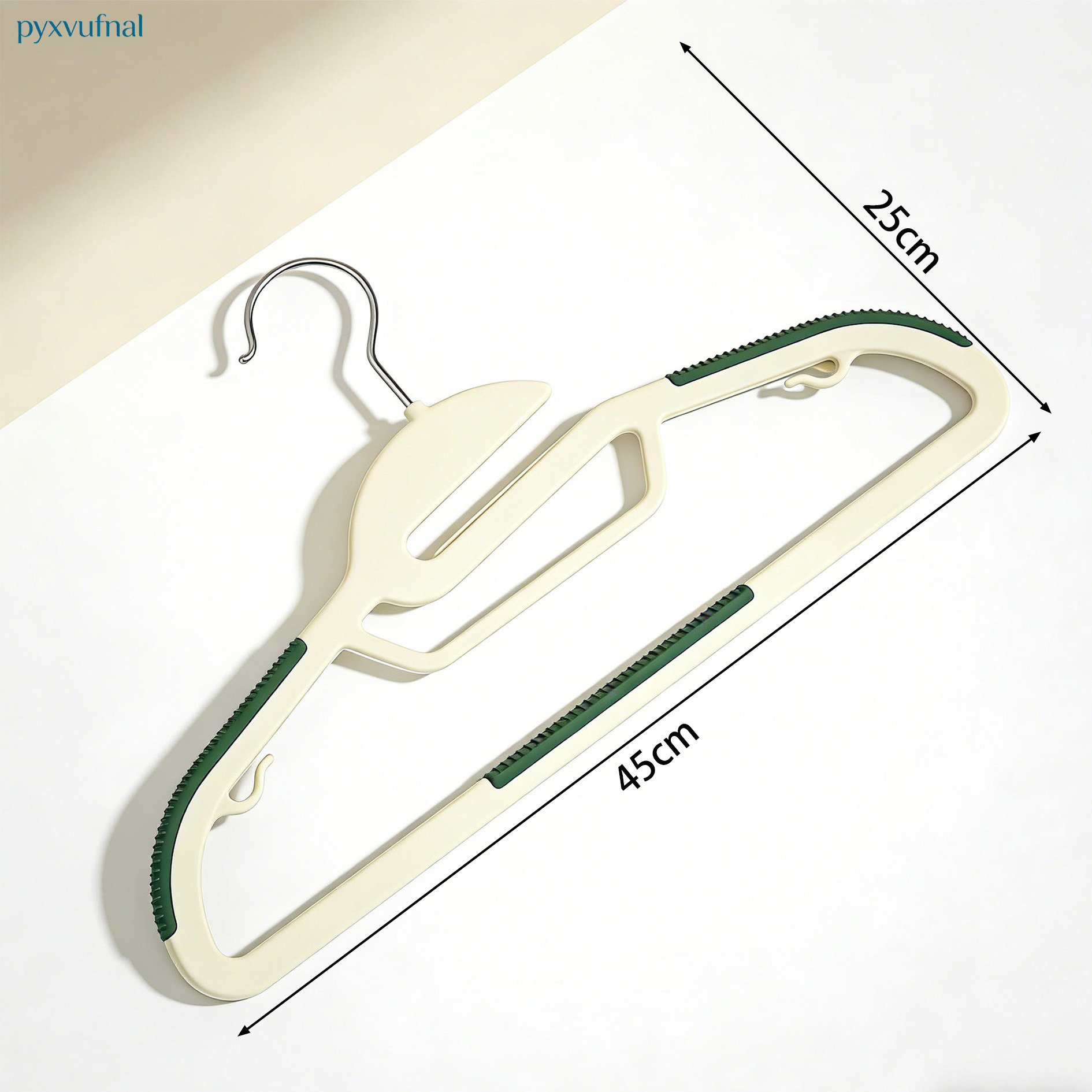 Platzsparende Kleiderbügel im Kleiderschrank