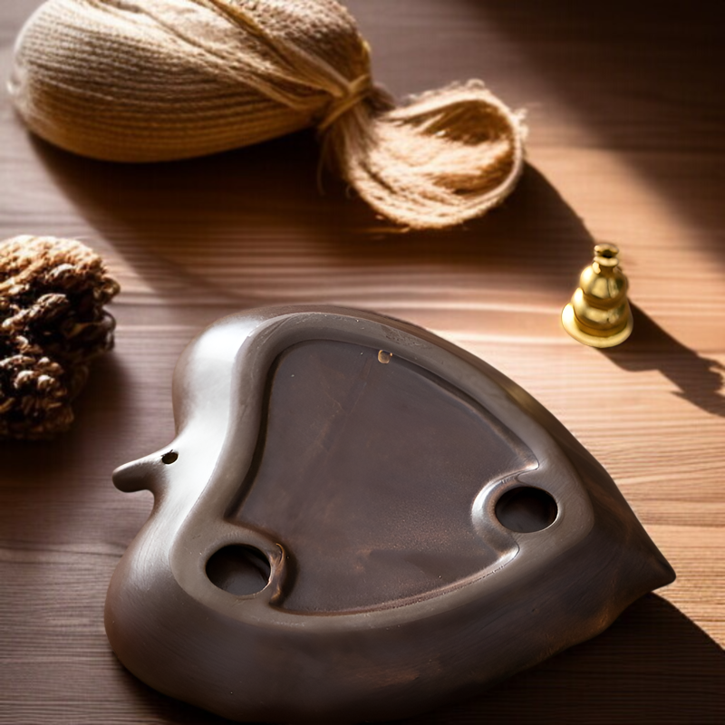 アンティーク調の菩提葉と銀杏の葉をあしらった、木目調で耐火性のある持ち運びに便利なミニ香炉です。