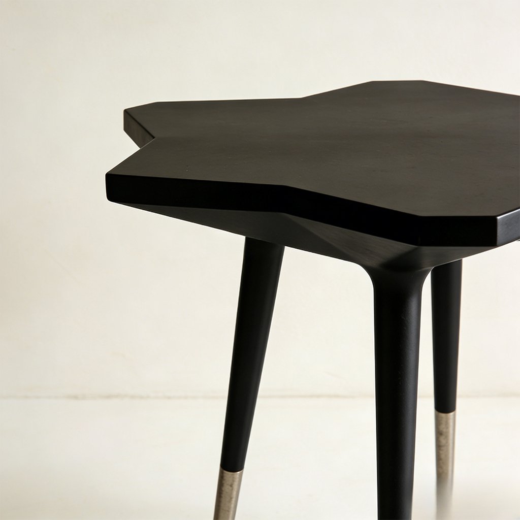 モダンなリビングに置かれた多角形テーブル