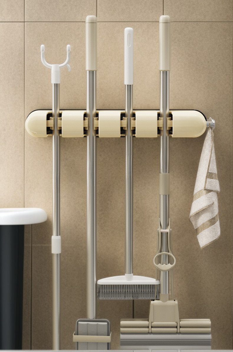 다양한 청소도구를 걸어 놓은 걸레걸이
