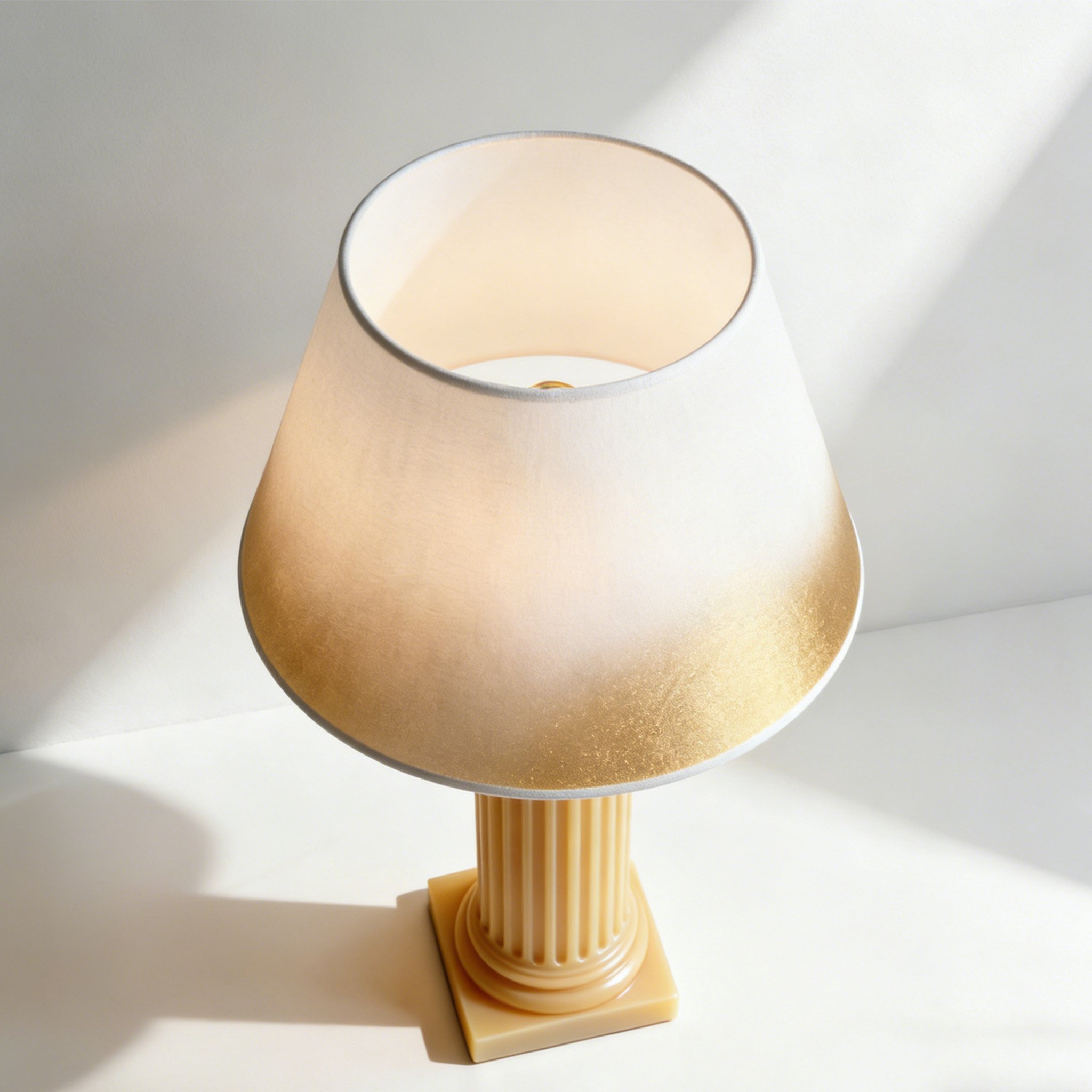 Απλή επιτραπέζια λάμπα προστασίας ματιών σε γραφείο