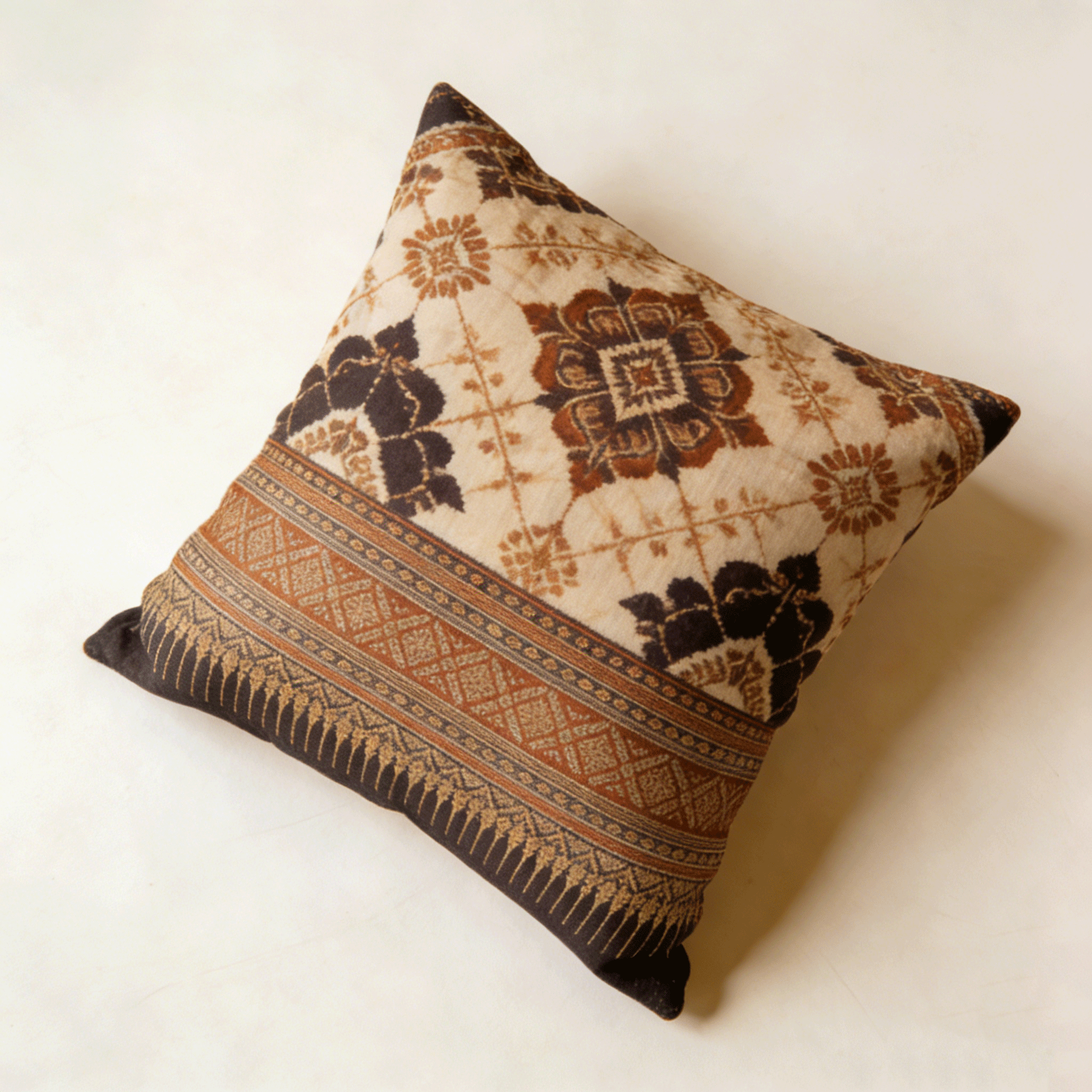 หมอนอิงนุ่มสบายดีไซน์สวย (แพ็ค 3 ชิ้น)