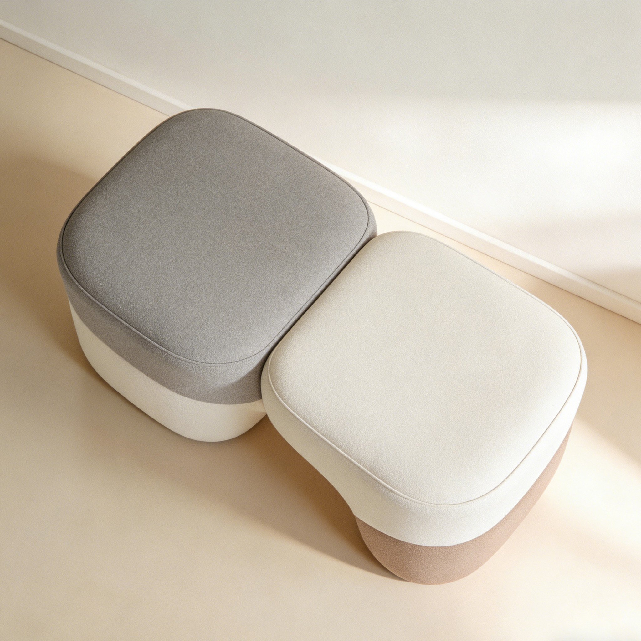 현관 벤치에 두 사람이 앉아 신발을 갈아신는 장면