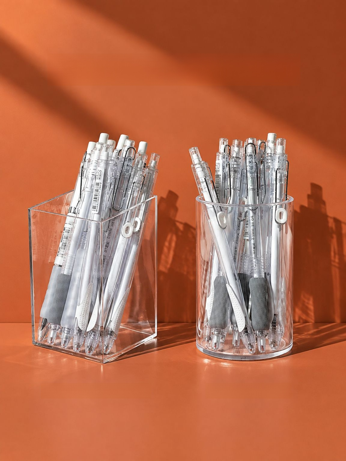 Caja organizadora elegante con brochas de maquillaje y bolígrafos.