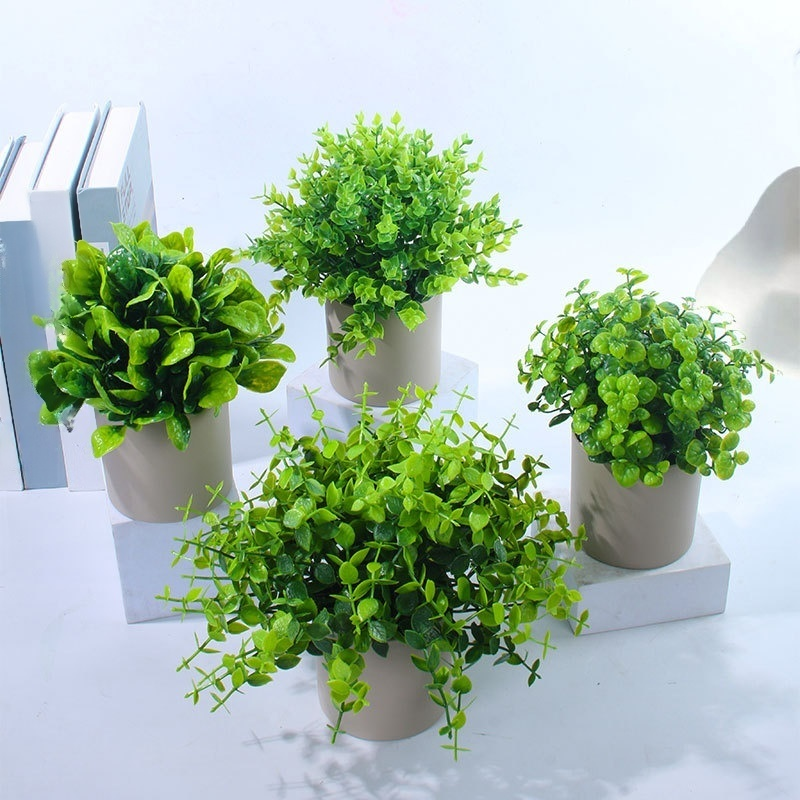 Adornos artificiales de plantas verdes