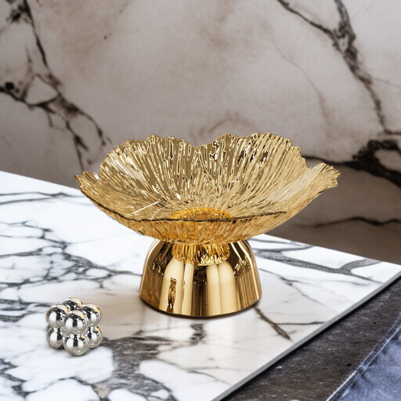 꽃 장식이 돋보이는 과일 쟁반