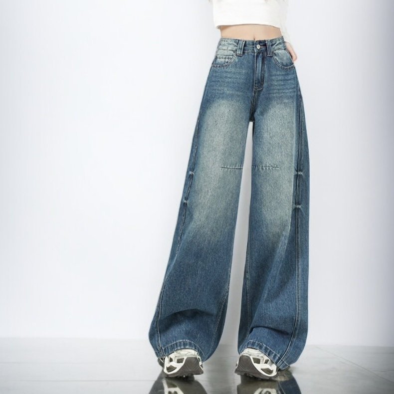 カジュアルコーデに合わせたレトロワイドパンツ