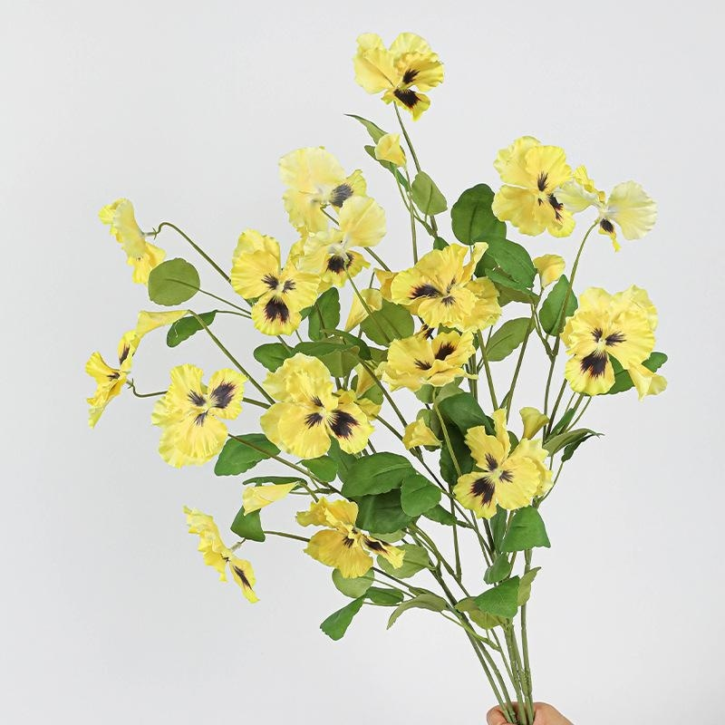 Simulierte dreifarbige Blumendekoration