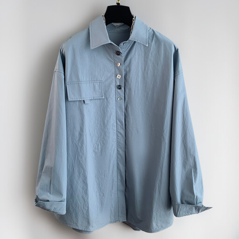 無地の襟付き長袖シャツ