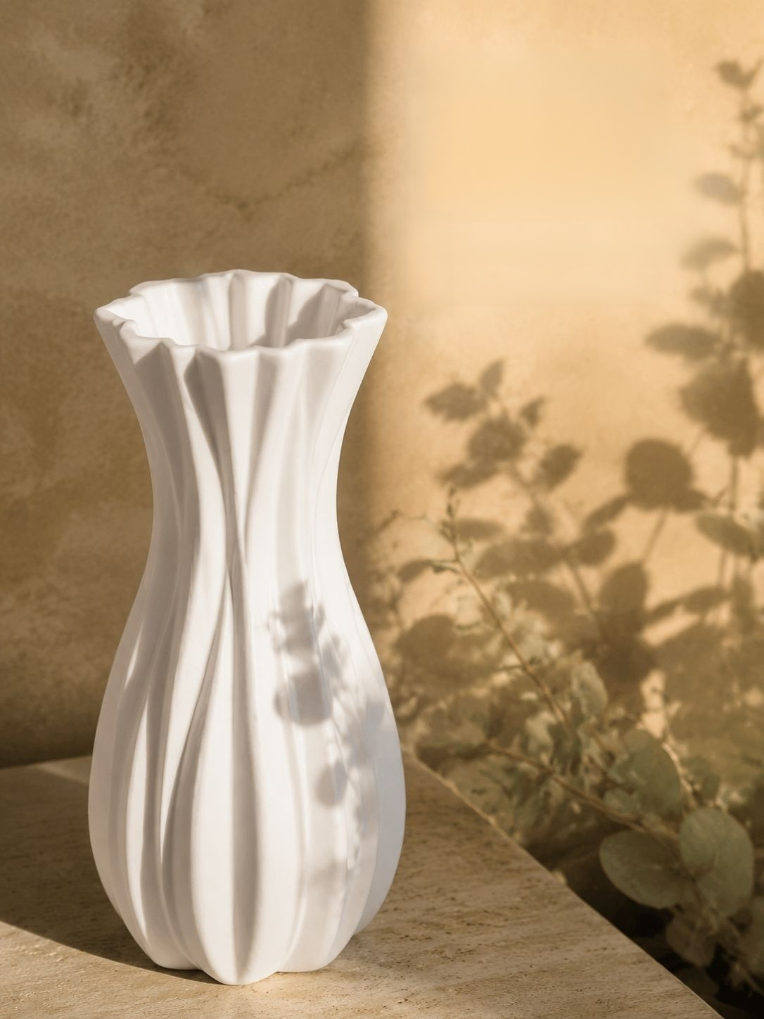 Vase sur pied en plastique avec fleurs artificielles, style français rétro