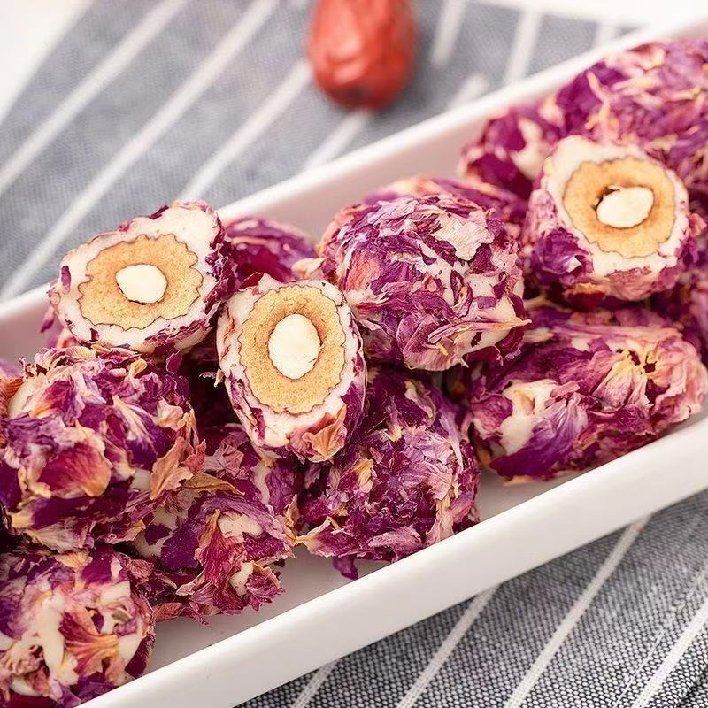 Handgemachte Dattel-Snacks mit Rosenblüten und Mandeln