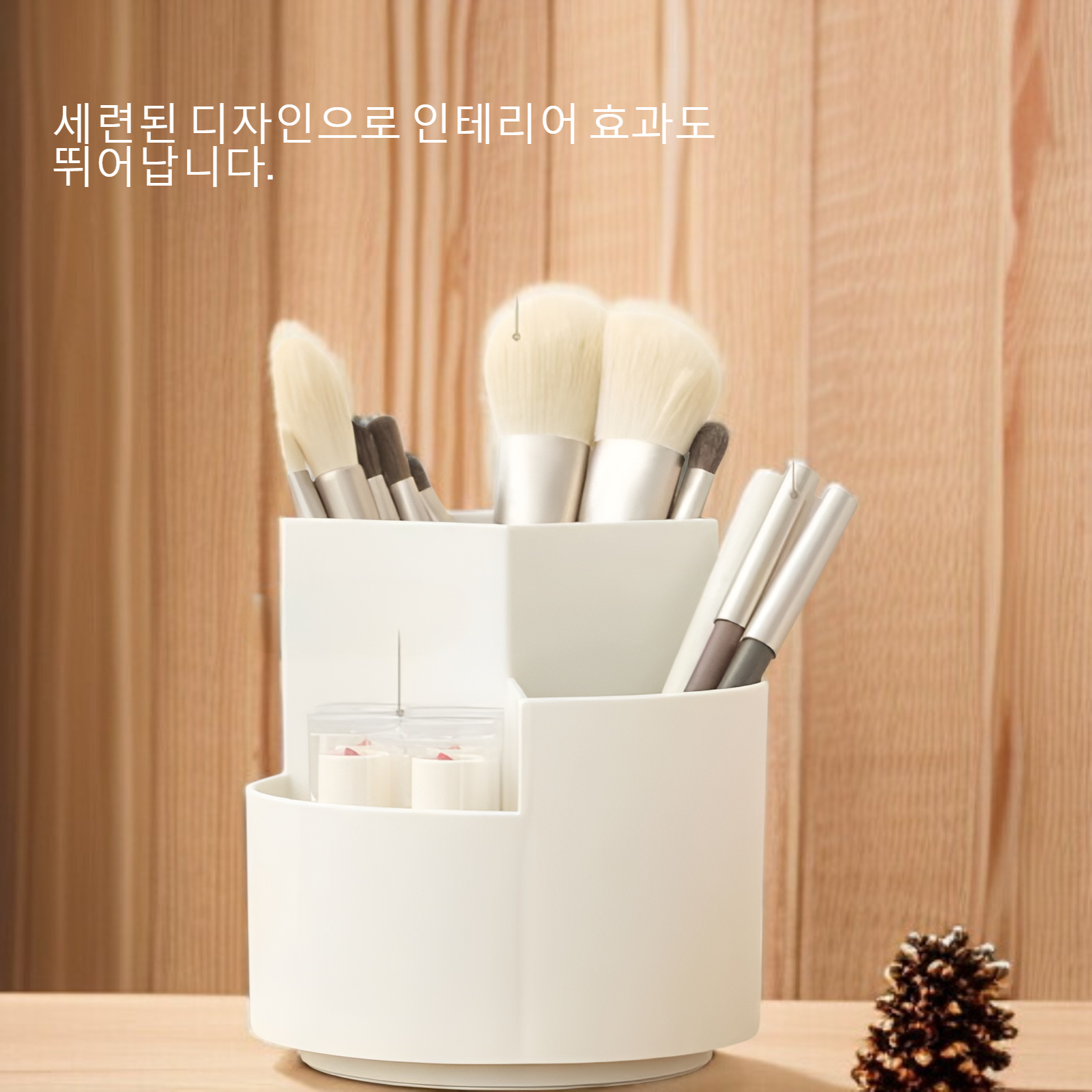 360도 회전 기능을 보여주는 필통