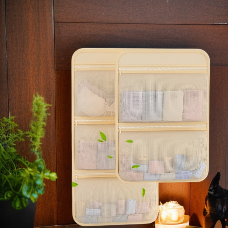 옷장 속 소품 정리용 그물 가방 사용 예시