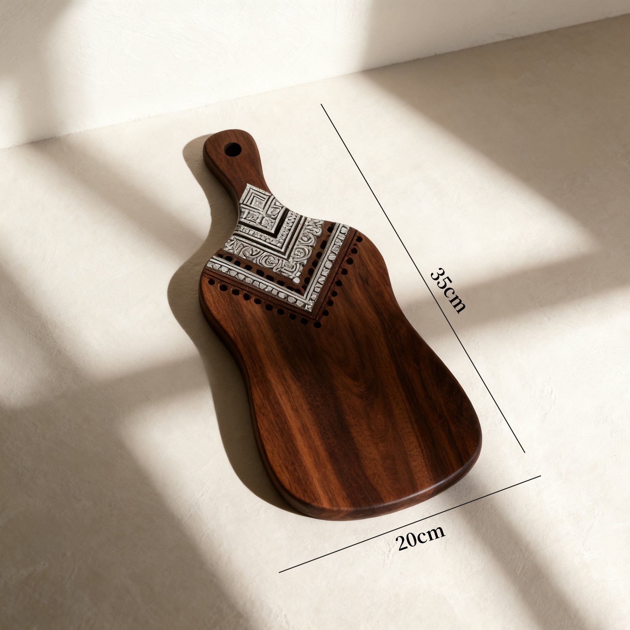 Ukázka krájení zeleniny na dřevěném prkénku