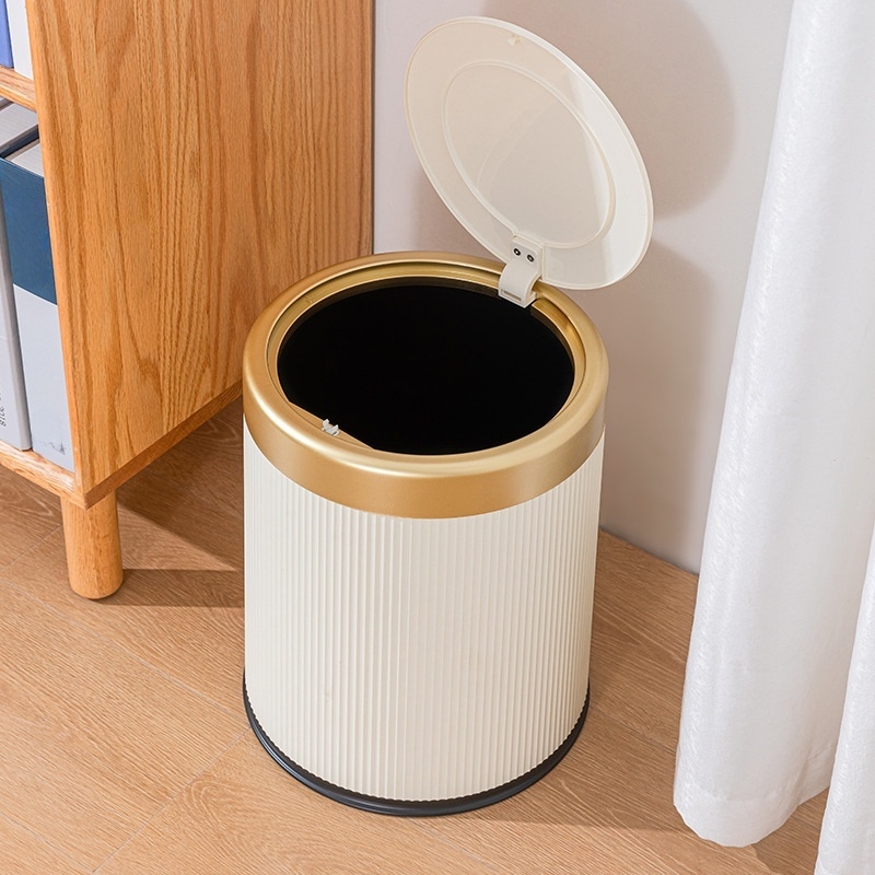 Poubelle à couvercle poussoir