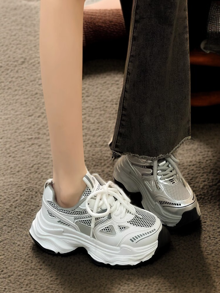 身長アップ効果のある厚底カジュアルスニーカー