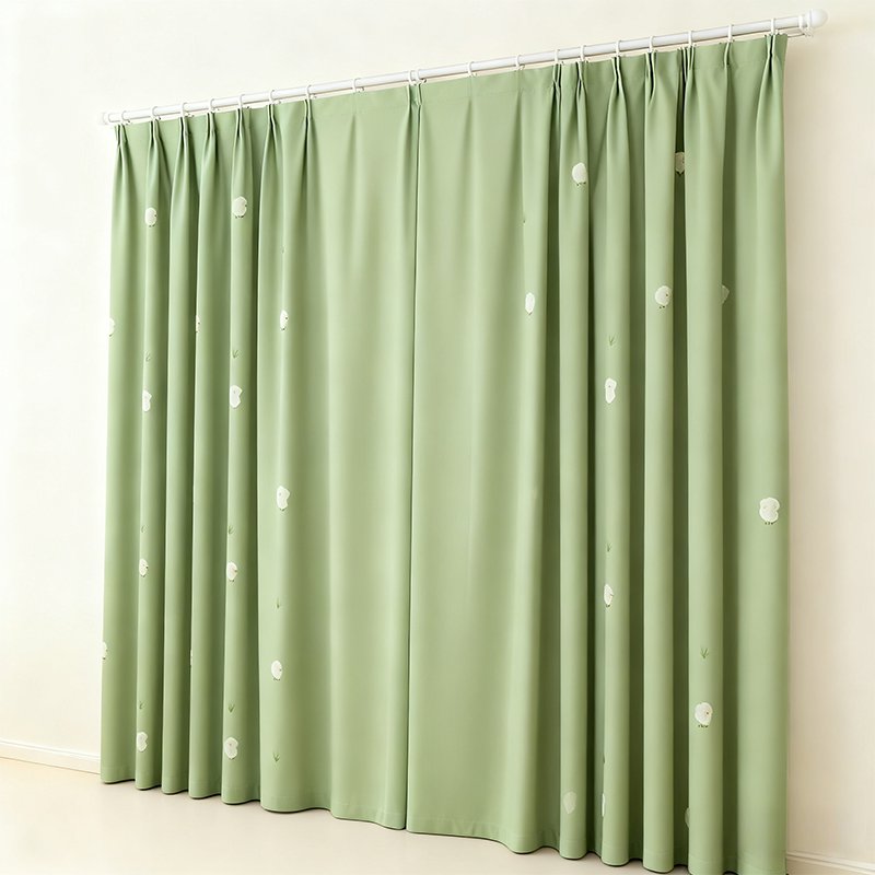 거실에 설치된 화이트 투피스 커튼 세트