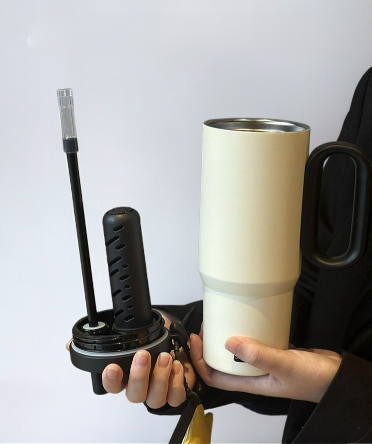 Taza de café de cerámica blanca sobre mesa de madera