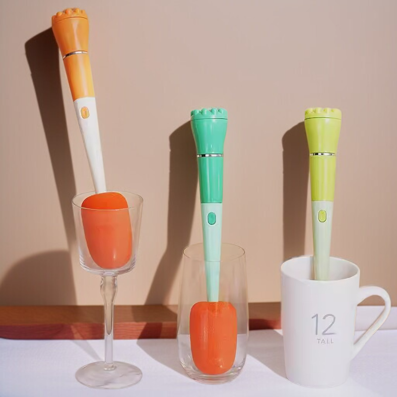 긴 손잡이 가정용 컵솔로 유리컵 세척하는 모습