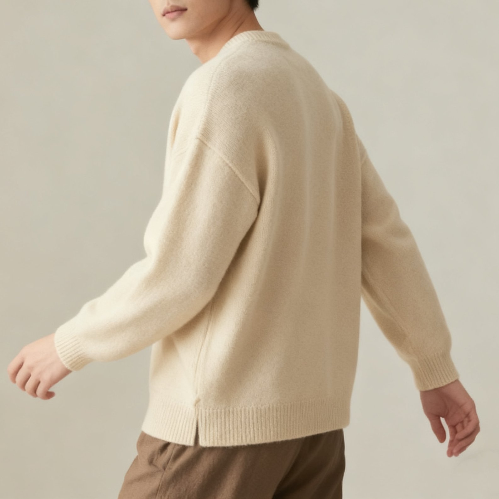 남성 모델의 심플 니트 코디