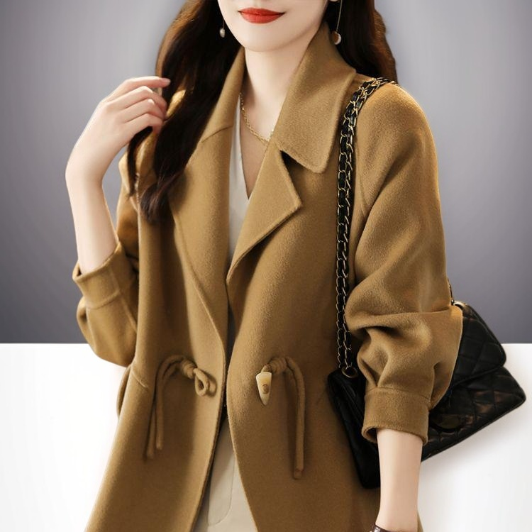 키가 작은 여성을 위한 양면 모조 캐시미어 코트, 짧은 한국 스타일, 느슨한 핏, 뿔 단추 디자인으로 가을과 겨울에 완벽합니다.