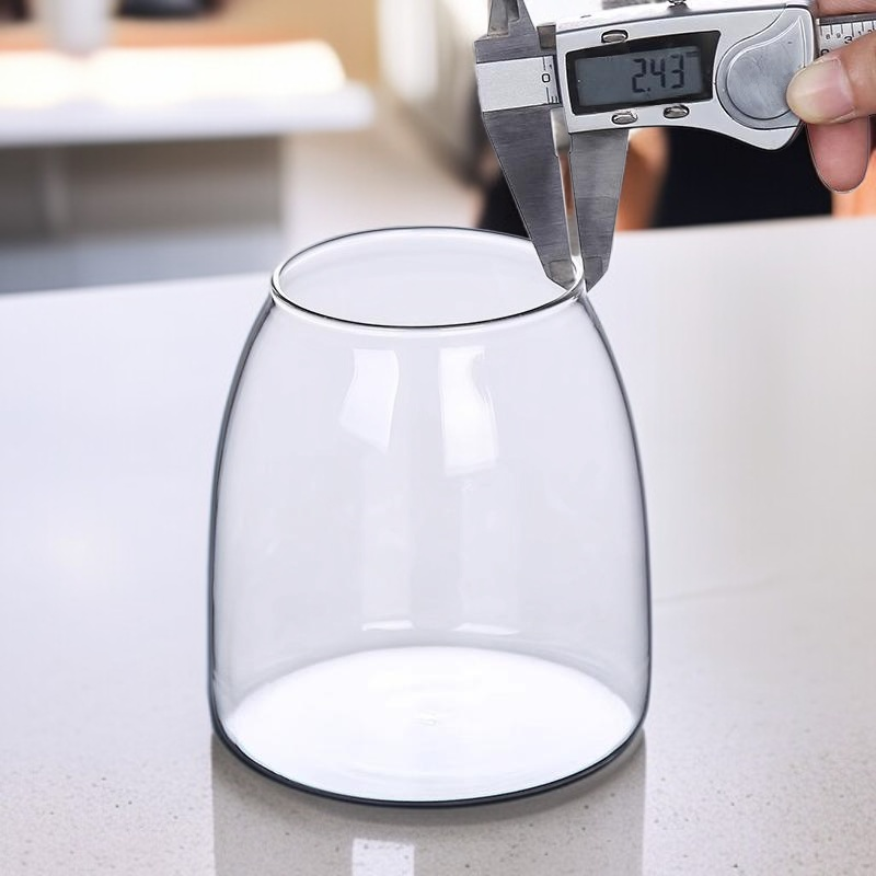 Recipiente para té de vidrio transparente con tapa de bambú y madera.