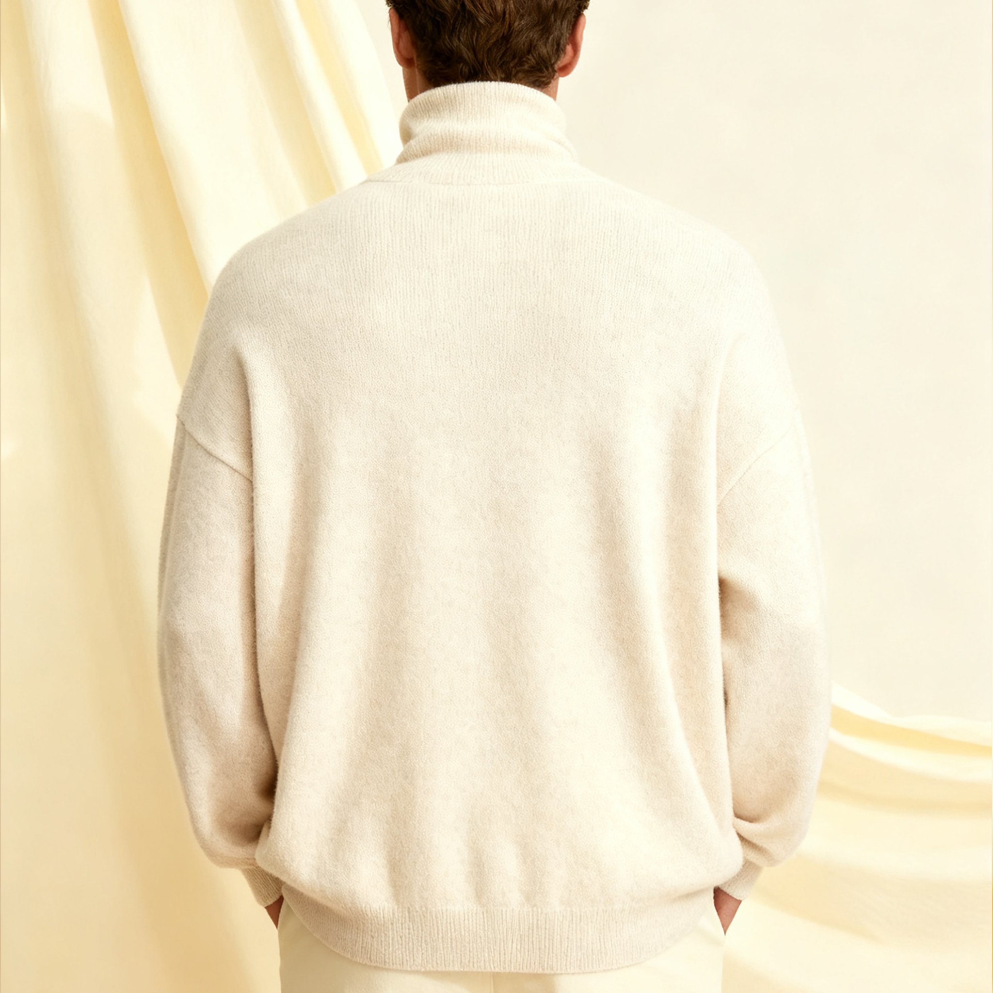 여성 모델이 착용한 하이넥 니트 이너웨어