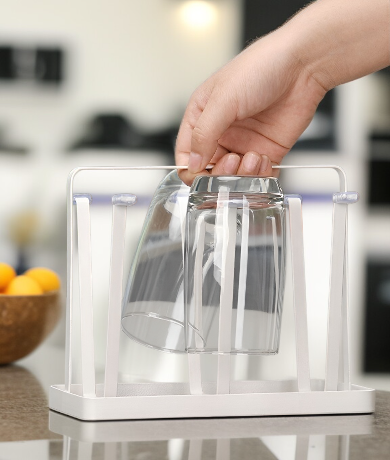 استخدام رف تخزين الأكواب لتوفير المساحة