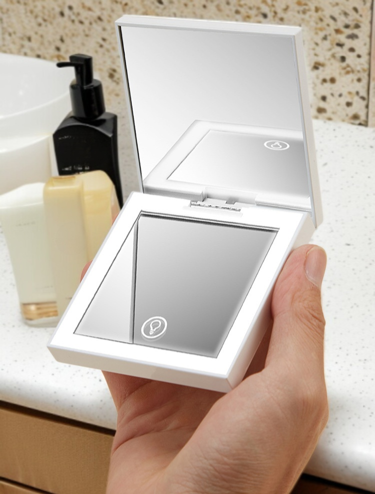 여행가방에 넣은 휴대용 LED 화장경