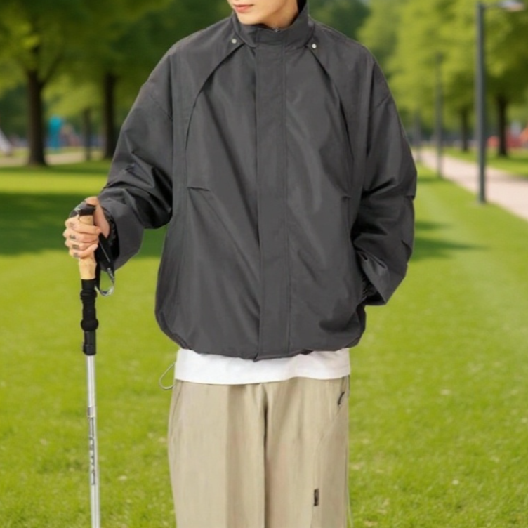 Wasserdichte Herrenjacke mit Falten und Stehkragen