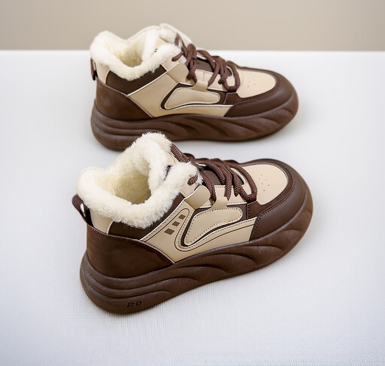 トレンドデザインのハイカットブーツサイドビュー