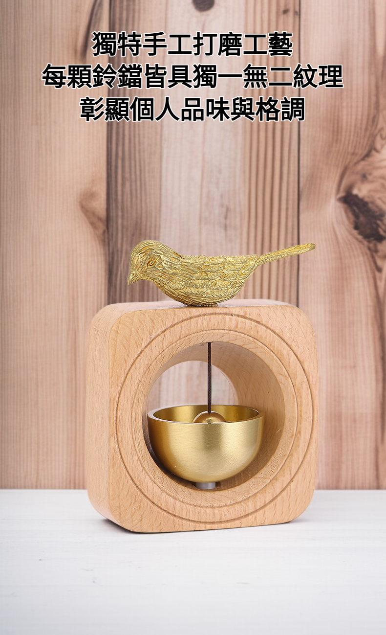 復古風格黃銅門鈴掛在木門上