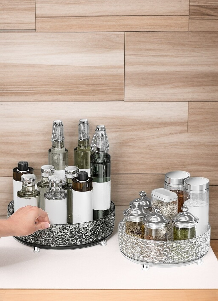 여러 화장품을 정리한 회전형 수납함